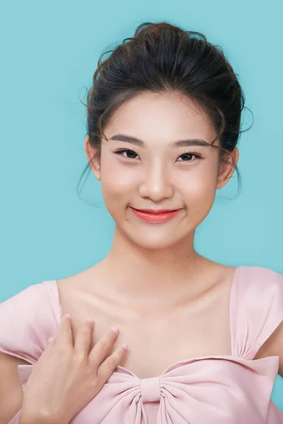 若いアジアの美しい女性の肖像笑顔と立っシアン背景に孤立 — ストック写真