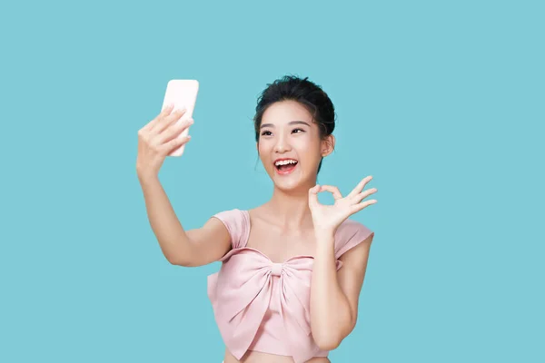 Szczęśliwa Młoda Kobieta Robi Głupie Miny Podczas Robienia Selfie Smartfonie — Zdjęcie stockowe