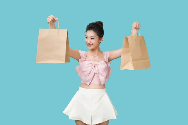 一个年轻女人在购物袋里买东西 — 图库照片