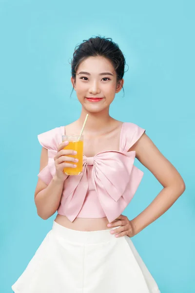 Portrét Šťastné Mladé Ženy Pít Pomerančový Džus Během Snídaně — Stock fotografie