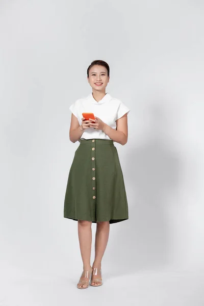 Hermosa Sonriente Mujer Asiática Chequeando Correo Teléfono Móvil — Foto de Stock
