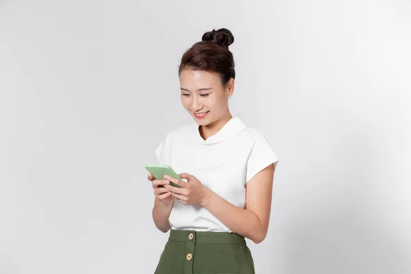 Krásná Usměvavá Asijská Žena Kontrolu Pošty Mobilním Telefonu — Stock fotografie