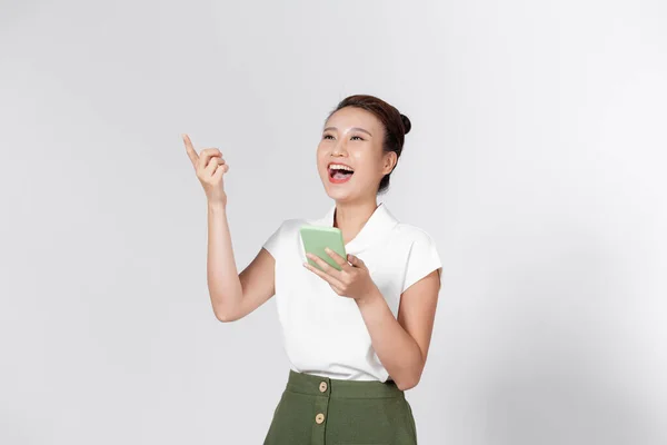 Sonriendo Hermosa Mujer Asiática Señalando Dedo Hacia Arriba Para Vaciar — Foto de Stock