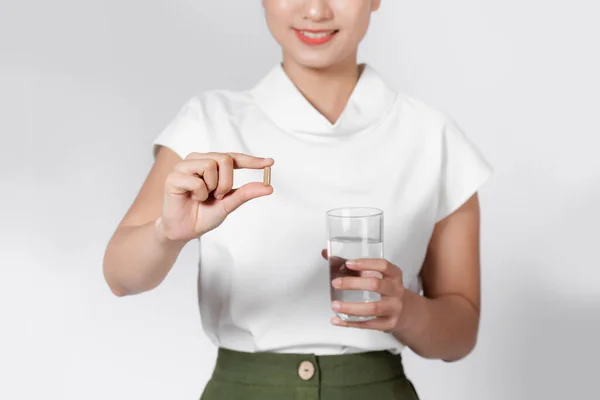 Kaunis Hymyilevä Nainen Ottaa Vitamiini Pilleri Tilalla Lasi Makeaa Vettä — kuvapankkivalokuva