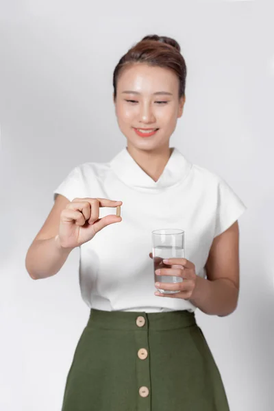 Kaunis Hymyilevä Nainen Ottaa Vitamiini Pilleri Tilalla Lasi Makeaa Vettä — kuvapankkivalokuva