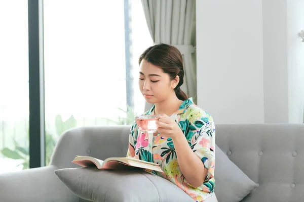 Bild Einer Denkenden Asiatischen Frau Die Buch Liest Und Tee — Stockfoto