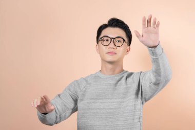 Bej arka planda sanal ekran kullanan düşünceli iş adamının portresi