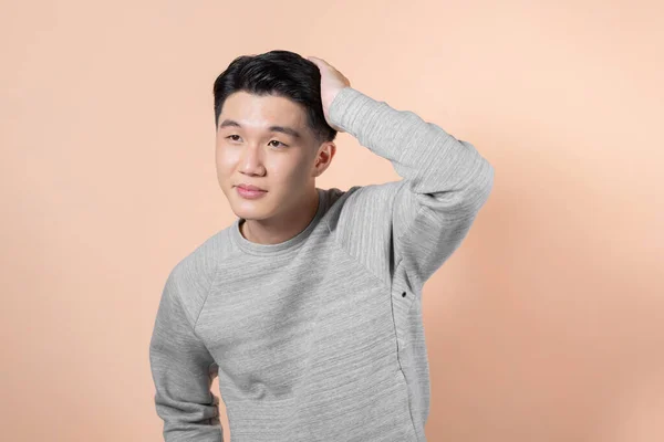 Retrato Asiático Feliz Hombre Positivo Tocando Pelo Mirándote Mientras Siente —  Fotos de Stock