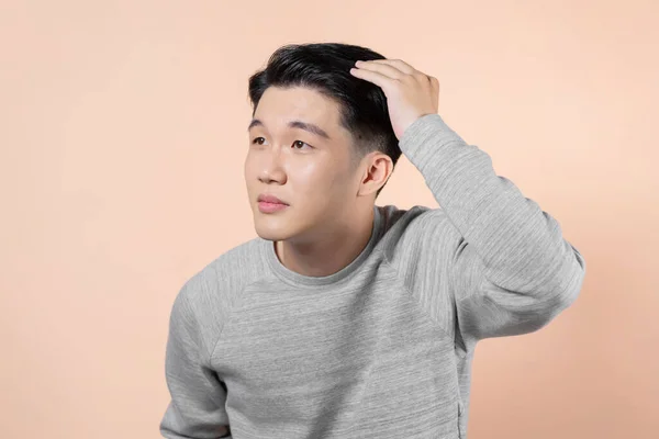 Ázsiai Fiatalember Megérinti Haját Hogy Rögzítse Őket Bézs Háttér — Stock Fotó