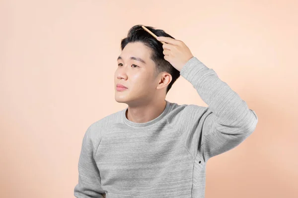 Schuss Von Einem Hübschen Asiatischen Jungen Mann Kämmt Seine Haare — Stockfoto