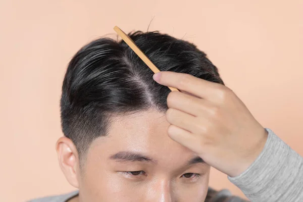 Temiz Sağlıklı Asyalı Bir Adamın Saçını Yakın Çekimde Çek — Stok fotoğraf
