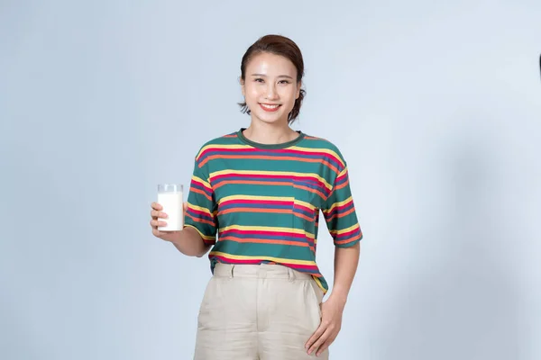 Ευτυχισμένη Νεαρή Ασιάτισσα Γυναίκα Πίνοντας Γάλα Από Ποτήρι Λευκό Φόντο — Φωτογραφία Αρχείου