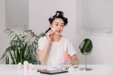 Genç Asyalı Güzel Kadın Pamuk Yüzlü, Temiz Yüzlü ve Gülümseyen Sabah 