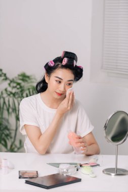 Genç Asyalı Güzel Kadın Pamuk Yüzlü, Temiz Yüzlü ve Gülümseyen Sabah 