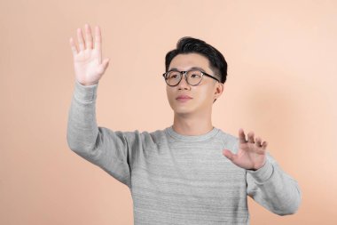 Hayali bir ekranda düğmeye basan genç işadamının portresi.