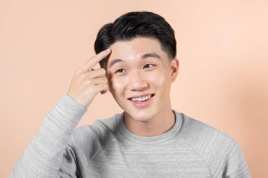 Alnında sivilce olan bir adam 