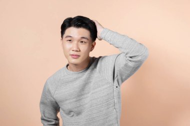 genç adam saçını dokunmadan