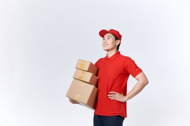 Kutuları olan Asyalı genç kurye.