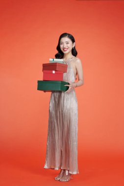 Elinde hediye kutuları olan güzel bir kadın.