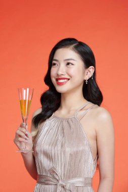 Mutlu rüya gibi genç bayan şampanya kadehi tatili düzenliyor.