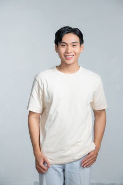 Asya 'nın yakın plan portresi. Stüdyoda beyaz tişört giyen 20' li yaşlarda bir adam.