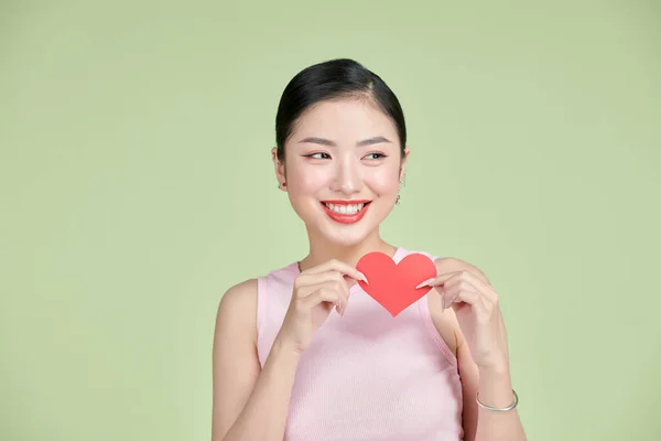 Mulher Segurando Papel Cartão Forma Coração — Fotografia de Stock