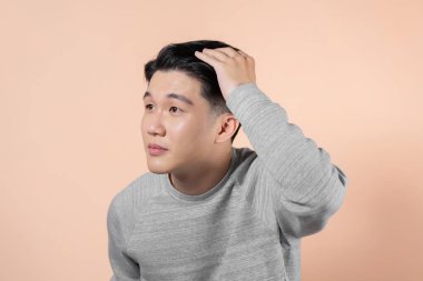 Mutlu yakışıklı gülümseyen adam saçını dokunmadan