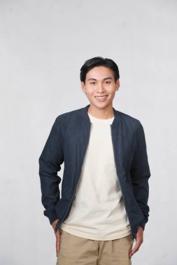 Genç Asyalı adam beyaz arka plan üzerinde poz