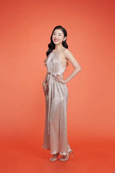 Sensual Asian Woman Beautiful Wavy Hairs Beige Shiny Dress Posing — Stok fotoğraf