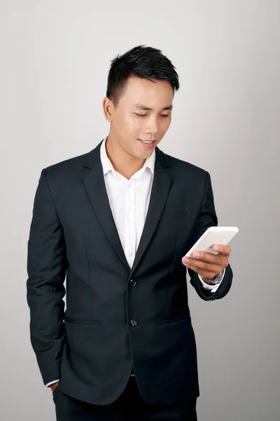 Ένας Νεαρός Άνδρας Που Χρησιμοποιεί Ένα Κινητό Τηλέφωνο Απομονωμένο Λευκό — Φωτογραφία Αρχείου