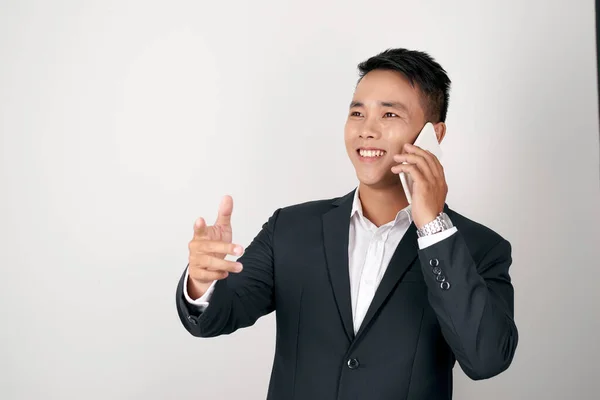 Guapo Asiático Hombre Negocios Hablando Teléfono Móvil Aislado Estudio Blanco — Foto de Stock