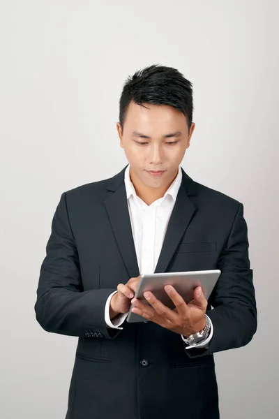 Portrait Young Asian Businessman Suit Standing Using Tablet Computer Internet — Φωτογραφία Αρχείου