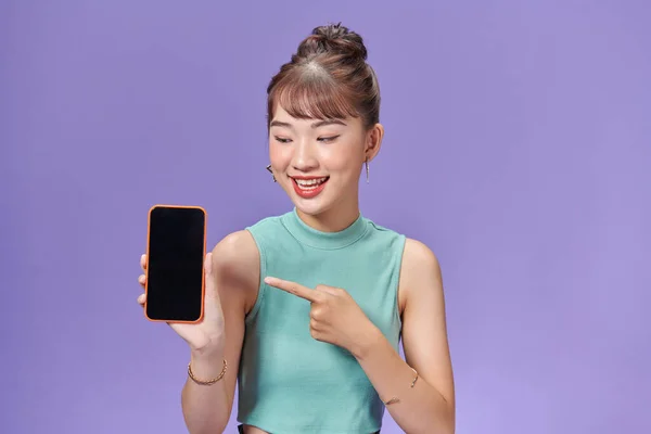Joven Mujer Asiática Sosteniendo Teléfono Mano Señalando —  Fotos de Stock