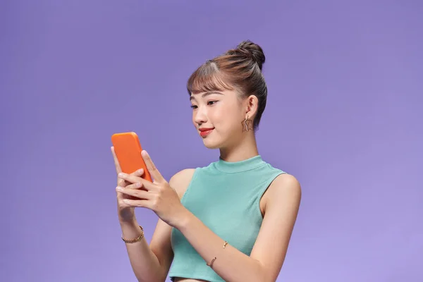 Красивая Девушка Тысячелетия Мобильным Телефоном Изолированы Фиолетовом Фоне — стоковое фото