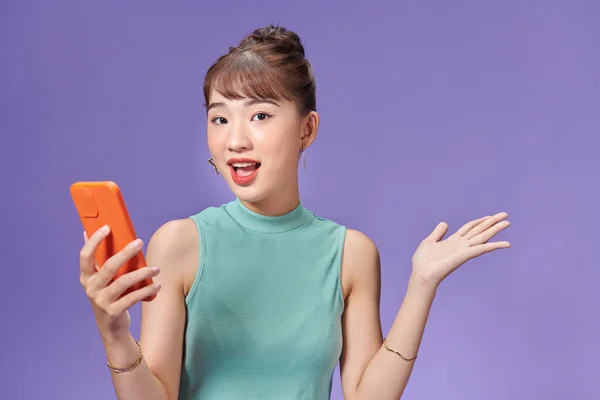 Genç Asyalı Kadın Heyecanla Telefonu Tutuyor — Stok fotoğraf