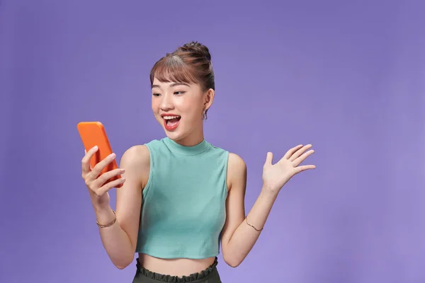 Feliz Mujer Asiática Sintiendo Felicidad Pie Mantenga Teléfono Inteligente Sobre —  Fotos de Stock