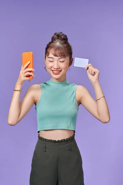 Щаслива Молода Жінка Використовує Мобільний Телефон Кредитну Картку — стокове фото