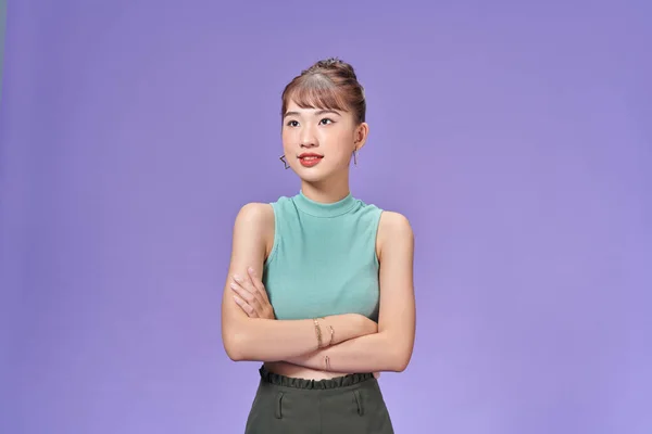 Young Woman Isolated Purple Background Who Feels Confident Crossing Arms — Stock Photo, Image