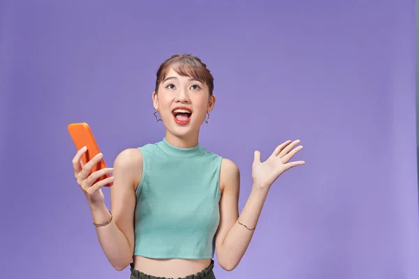 Счастливая Азиатская Женщина Чувствует Счастье Стоя Держать Смартфон Фиолетовом Фоне — стоковое фото