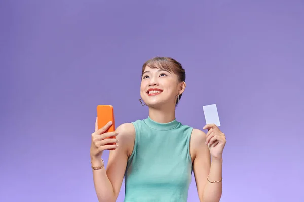Азиатская Счастливая Молодая Девушка Улыбается Весело Показывает Кредитную Карту Мобильный — стоковое фото