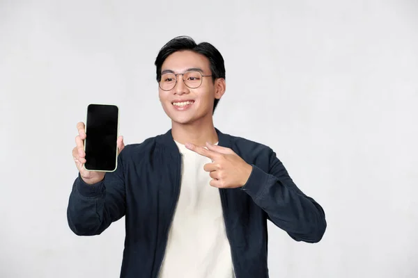 Młody Mężczyzna Trzyma Smartfona Ręku — Zdjęcie stockowe