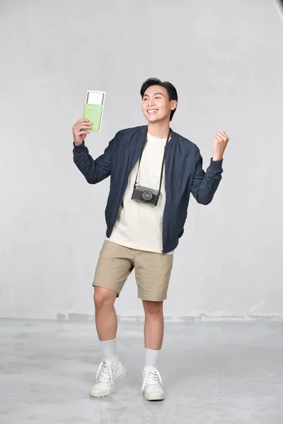 Mutlu Genç Adam Holding Pasaport Biniş Kartı Beyaz Arka Plan — Stok fotoğraf