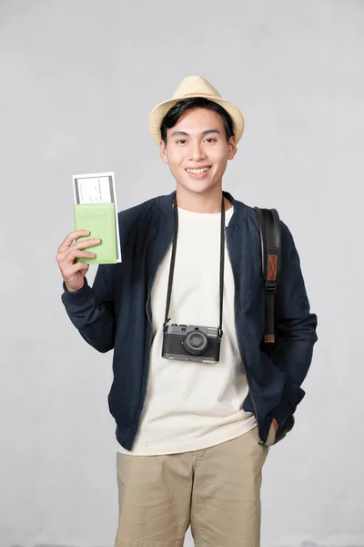 Retrato Jovem Feliz Segurando Passaporte Cartão Embarque Contra Fundo Branco — Fotografia de Stock