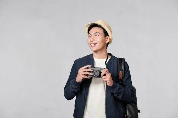 Νεαρός Ασιάτης Τουρίστας Χαμογελώντας Χαρούμενος Χρησιμοποιώντας Vintage Smartphone — Φωτογραφία Αρχείου