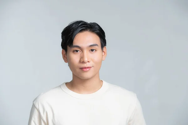 Çekici Genç Yakışıklı Gülümseyen Pozitif Asyalı — Stok fotoğraf