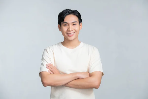 Genç Gülümseyen Asyalı Bir Adamın Portresi Kollarını Çapraz Yapmış Beyaz — Stok fotoğraf