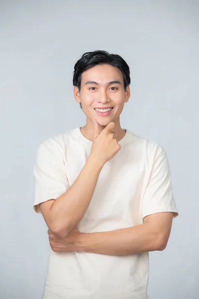 Mutlu Gülümseyen Yakışıklı Asyalı Adam Yüzü Çenesine Dokunan — Stok fotoğraf
