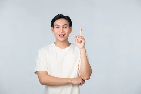 Gülümseyen Genç Asyalı Adam Onun Parmağı Kadar Boş Alanı Işaret — Stok fotoğraf