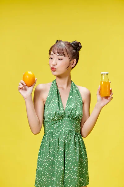 Chica Positiva Sosteniendo Naranja Fresca Jugo Fondo Amarillo Estudio —  Fotos de Stock