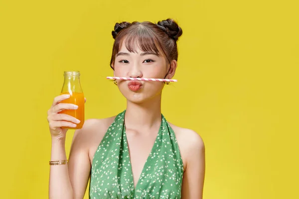 Jonge Aziatische Vrouw Met Vers Sinaasappelsap Uit Fles Tijd Doorbrengen — Stockfoto
